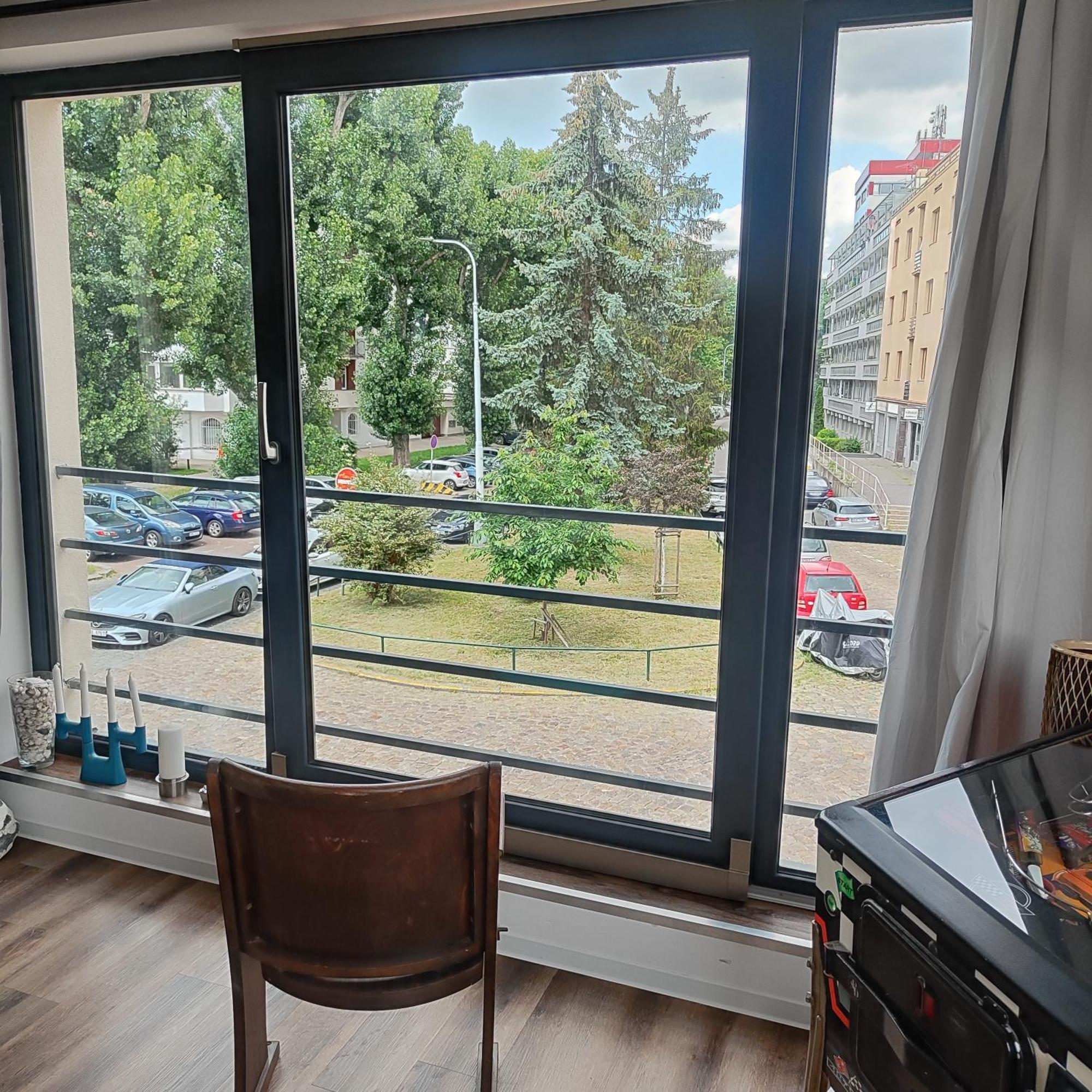 Big Windows Apartment *